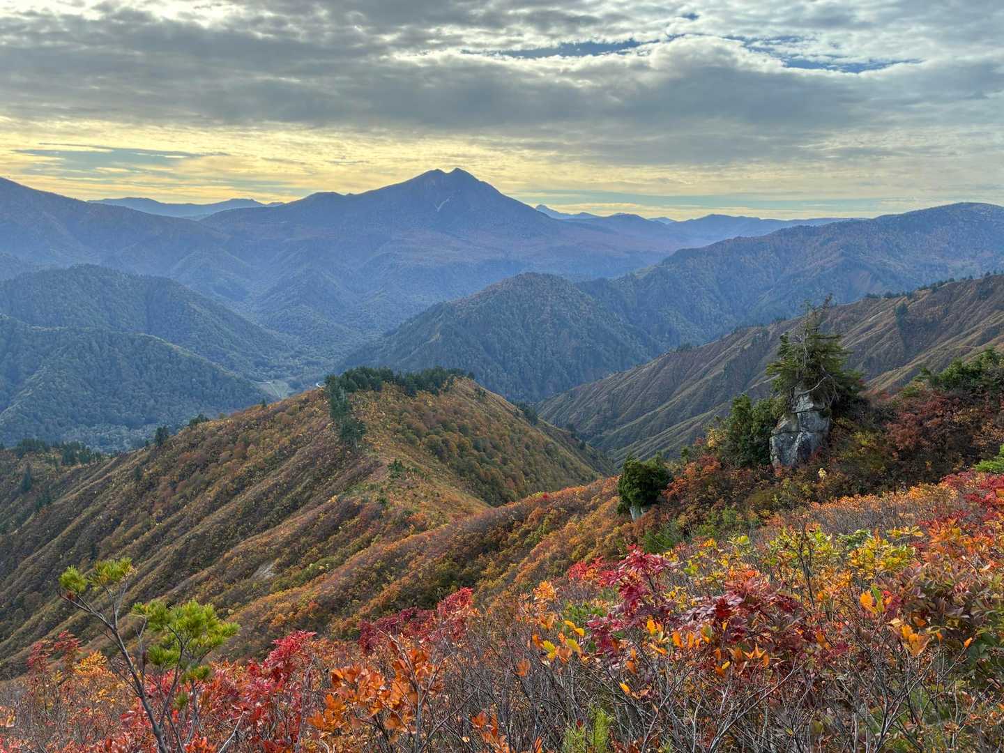 紅葉と，奥には燧ヶ岳