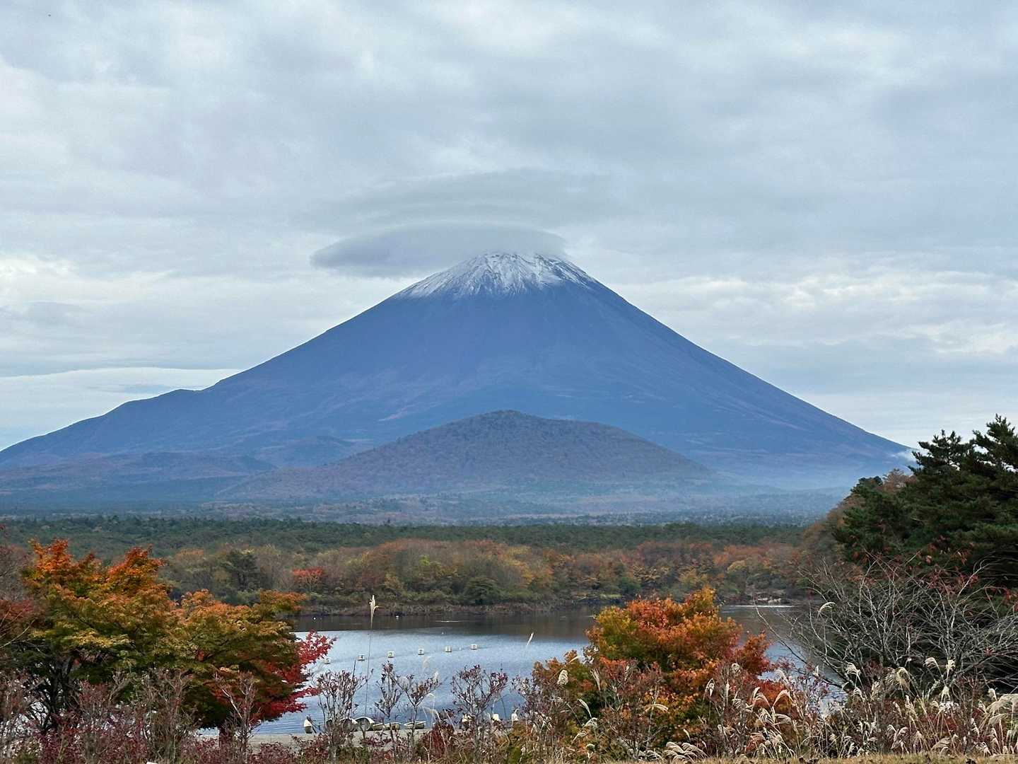 下山してきました。精進湖からの子抱き富士