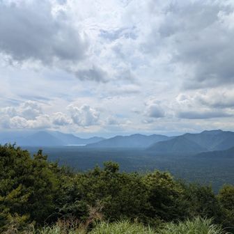 右側真ん中あたりの赤い屋根がスタート地点だったらしいと、
監視員の方のお話で。
精進口ルートだったことを知る。
歩いてきた広大な樹海もよく見えて感動✨️
ここがコースのちょうど半分くらい。