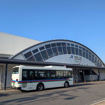 能登川駅到着

次の電車は15:03発…
40分待ちかーい💧
しかしながら改札前にミニコンビニあり、イスあり、🚻あり。
ホームの待合室は何と暖房効いてます。ありがたや🙏