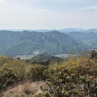 山頂から高鉢山方面