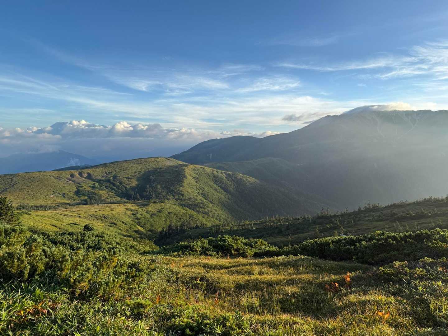 朝日がさしてきました
太郎山を振り返る
後ろは薬師岳
このあと1時間くらいガスで真っ白に😭