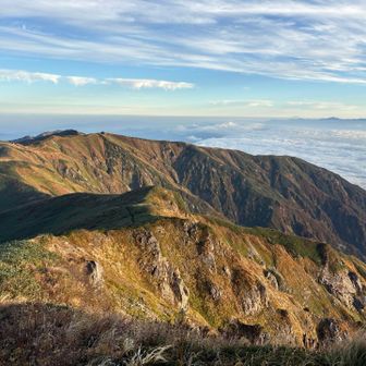 これから歩く道、山の塊って感じ