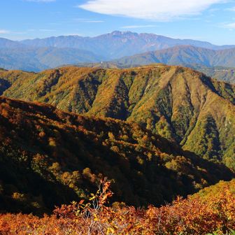 中央はおそらく、登山道のないそばかど峰です。奥に白山。
