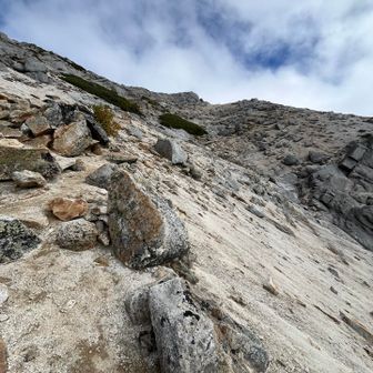 滑るし急だし長いしきつい！！
下山してくる方に「もう少しですかね…？」と聞いてもしょうがないことNo.1の質問をしてしまう。
「もう…ひと…踏ん張り……ですね」と言ってくださった正直な方、ありがとうございました😂
ひと踏ん張り、いい言葉だ