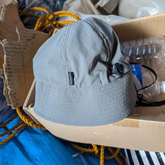 昨日拾った北顔の帽子は小屋の物置部分に放り込んどきました