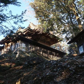 大同元年（806年）創建の由緒ある西金砂神社本殿に到着。
こちらが西金砂山の山頂（412m）となっている。