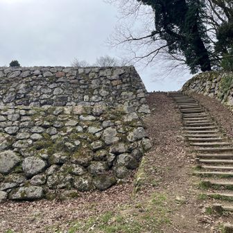 さらに遊佐屋敷を過ぎて、野面積みの石垣横の階段を登ると…
