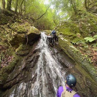 この滝は水流の右側を登る。残置支点が3ヶ所あり。