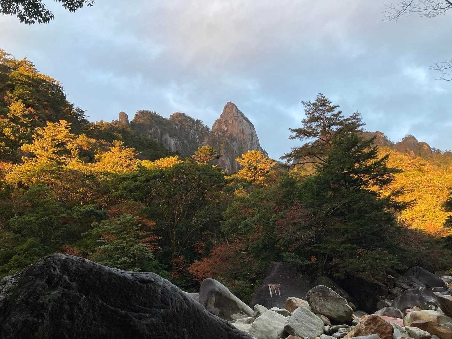 朝日を浴びる小積ダキ方面🌅