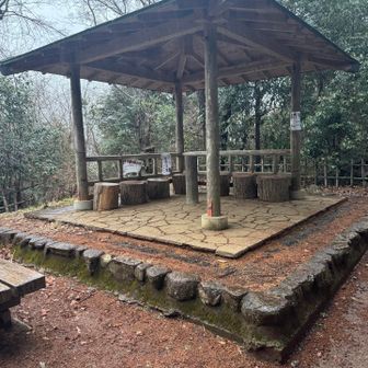 城山湖をぐるっと回ろうとしたら途中で門がしまってました。4時半でしまるらしい。元来た道戻って榎窪山の方から帰ろうと思ったら入って来た道も5時で閉まる直前でした。閉じ込められそーになりぱにくる。雨も降って来た。泣きっ面に蜂。とりあえずモンベルのレインコートを着る。