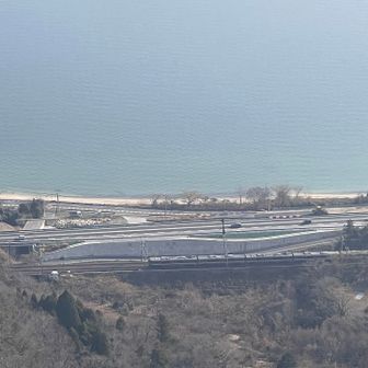 電車の音が下のほうから３秒ほど遅れて聞こえてくる