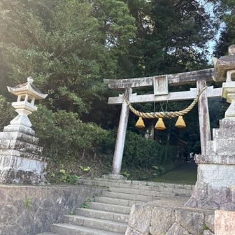境内に地区の人たちが清掃と祭りの支度中でした。