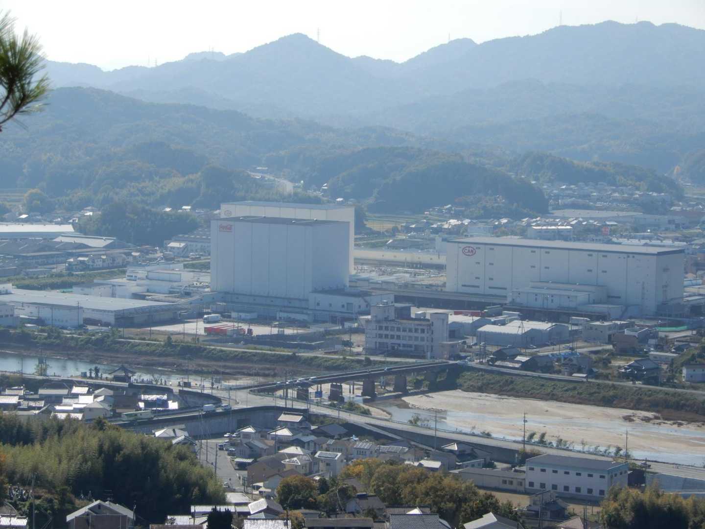 渡ってきた橋とコカ・コーラ工場