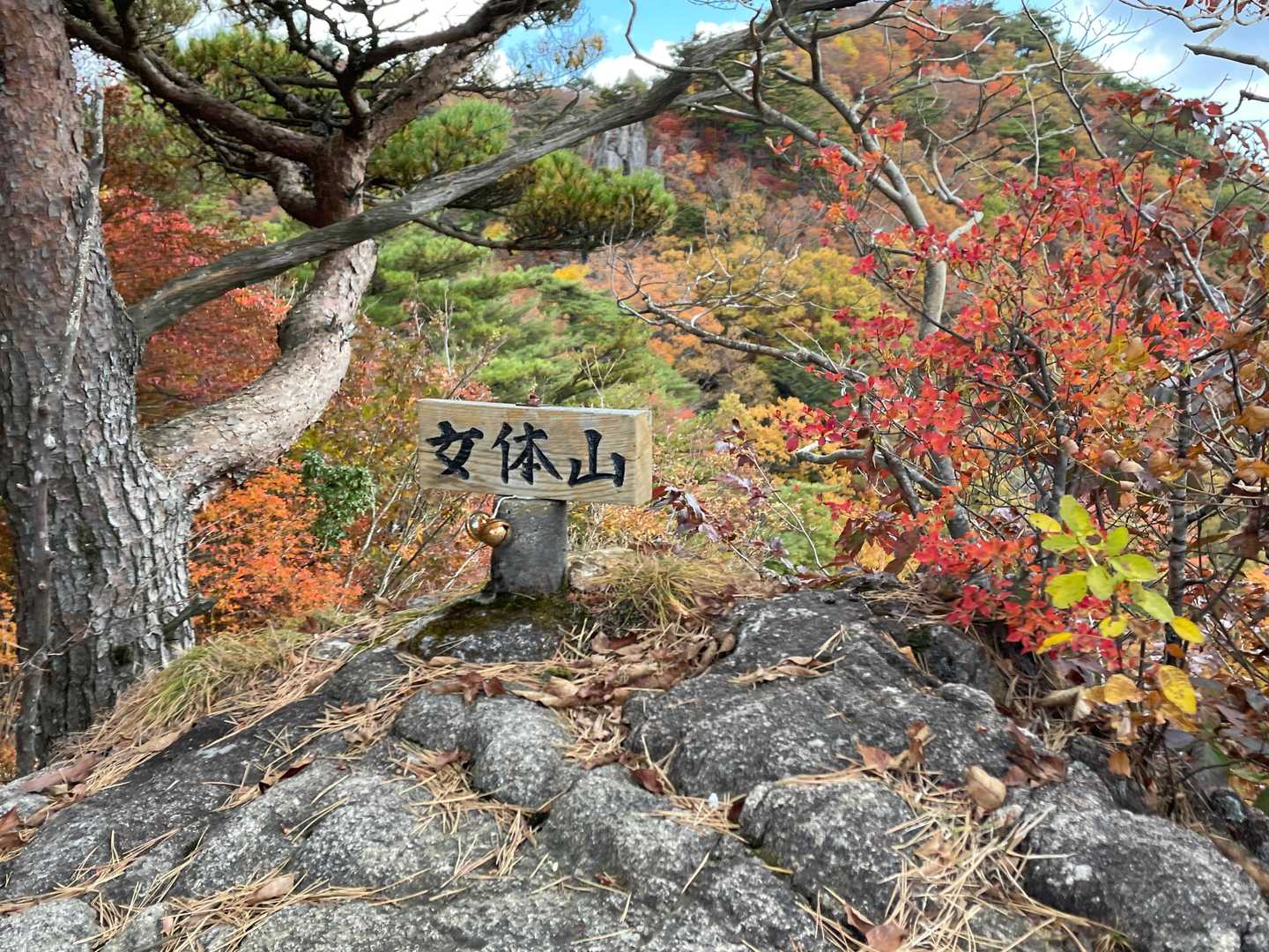 女体山山頂・・ですが、ランドマークはまだ先の低い岩の上。
