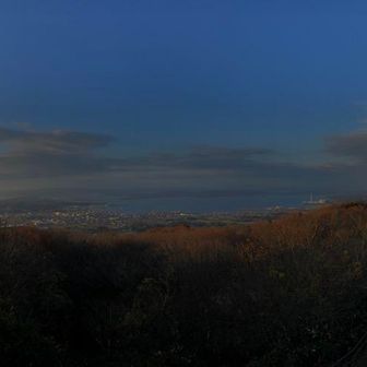 展望台からの眺望は七尾城本丸より広範囲に見渡せます😆ちょっと見にくいですがパノラマで撮ってみました📷
この地も七尾城の一角、現地に説明は無かったですが間違いなく後詰の曲輪か平時は物見として機能していたでしょうね
しかし最後まで一般の人に見えるような「松尾山」の呼称や案内はありませなんだ
七尾の呼称の由来“城山の７つの尾根”のうち松尾という名は現地展望台の看板にありましたけど…弾丸山行なので見落としかもしれませんが。
→看板によれば他は竹尾・梅尾・菊尾・亀尾・竜尾・虎尾。でもGoogleで調べると菊尾が鶴尾になってる🤔さらに他の文献には梅・竜・虎ではなく烏帽子・袴・牛なんてのもあり。明らかに後世の人間が「こっちのが良い」って変えてるパターンでしょ🤣

松尾山といえば関ヶ原の裏切りで有名な小早川秀秋の軍勢が陣取った山も松尾山
もしかして謙信との戦いで裏切り落城のきっかけを作った遊佐氏の陣所だったりして
（こじ付け想像をネットに書く前にちゃんと地史を調べろって話なんですけどね🤣）

こう「裏切り」と簡単に書いてしまうと悪い印象しか付かないですがその人にはその人なりの考えと理由があった事でしょう。組織の重責を背負っている人なら尚更です
元々主家の畠山氏が著しく衰退していたところに重臣の長氏・遊佐氏の対立も相まって謙信が侵攻してきた頃にはきっとのっぴきならない状態になっていたのでしょう

私利私欲に基づく裏切りは生理的に受け付けませんが、組織の為に良かれと思い苦渋の決断としての裏切りにはどこか同情と言うかなんと言うか理解出来る気がします🤔