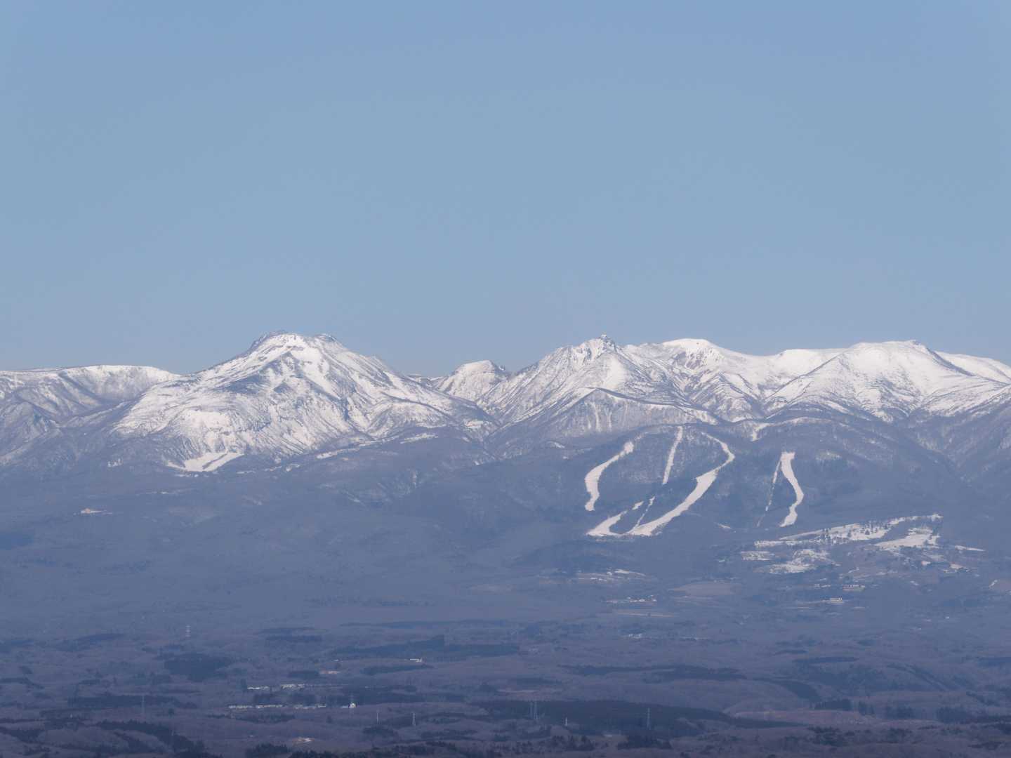 山頂からせっかくなので望遠で那須方面を⛰️