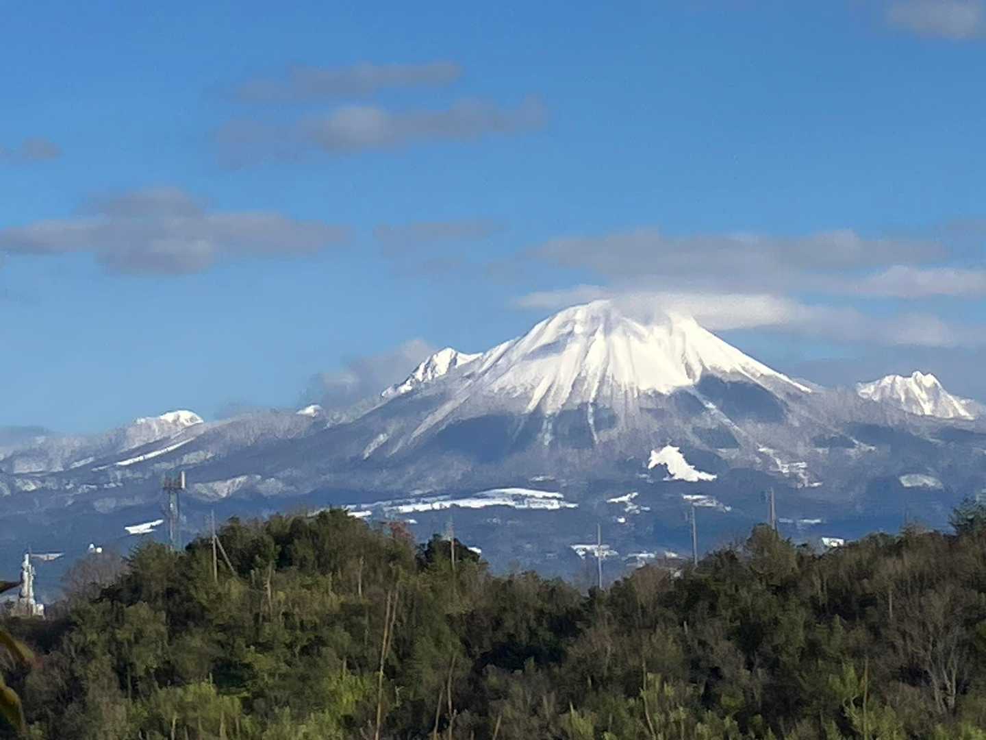 木の間から観えていたけれど、ドーンと開けました　ちょっと雲がかかっています
今日は大賑わいでしょうね