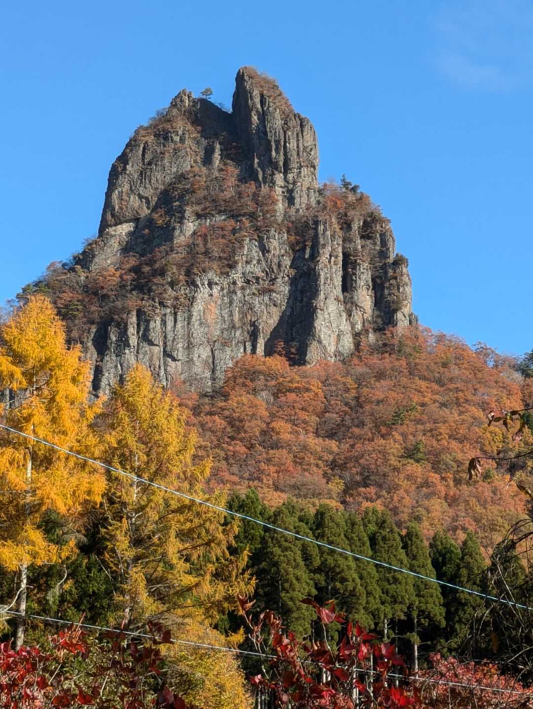 軽井沢ICから降りて、付近の恩賀高岩、雌岳をたもと路肩に駐車。雌岳を見上げます。あれ登れるの？