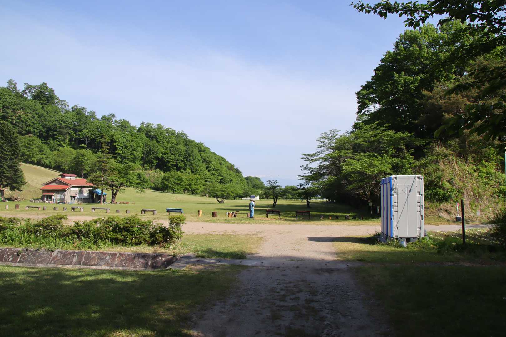 手前の空きスペースに駐車して小田山子どもの森からスタート。
入口に簡易🚻有り。