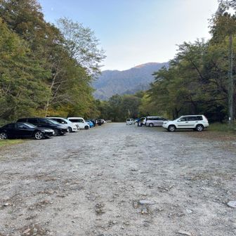 アルプスのサーキットより標高は低いのですが、アップダウンが沢山あり1番しんどかったです。なんとか日が暮れる前に下山できました😮‍💨
馬蹄形を歩いていると、色んな山を歩き尽くした感じの渋い登山者が多かったです。なので、ロープウェイでも手軽に登ってこれる谷川岳以外は山頂標識の前で記念写真なんか撮っている登山者は1人もいませんでした。いかにも健脚そうなソロのオネーサンや毎年馬蹄形をやってるという昔のオネーサンもいました。山ガールと言うよりガチの山屋さんといった感じでした。
それにしても、今日は20組くらいの白毛門スタートの反時計周りの方とすれ違いましたが、ワタクシと同じく時計周りの人は4組だけでした。
ワタクシは、後半に武能岳、茂倉岳、谷川岳の登り返しが来るのがイヤなのと、後半足が疲れてきた時に西黒尾根の岩場を下りるのがイヤで今回は時計周りにしましたが、何で反時計周りの人が多いのだろう⁇🤔

今回も最後までご覧頂きありがとうございましたm(_ _)m