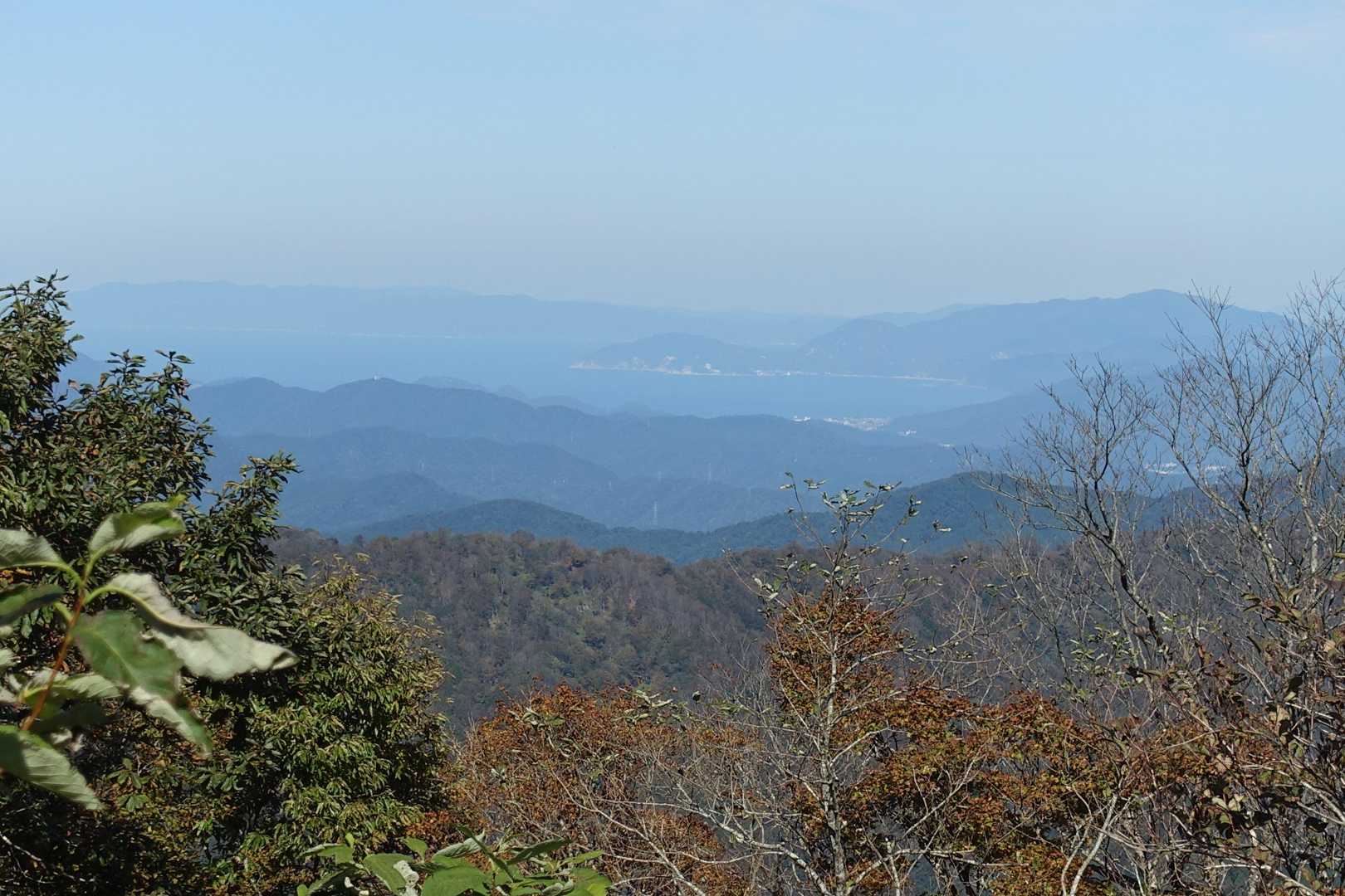 山頂から若狭の海を展望