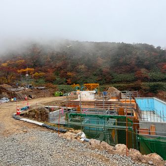 建替え中のくろがね小屋。
山小屋もいまや鉄筋コンクリート基礎か〜🏗️

（2028.11竣工予定らしい）
