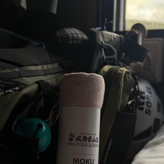 旅のお土産を購入。携帯性抜群のタオルを傍に置いて寝床を整えましょう🛏️