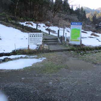 駐車場内に雪はないが周りに少し雪がある。