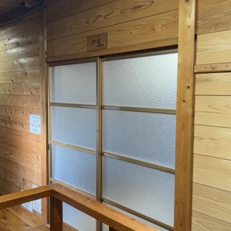 8人部屋、7人で貸し切り。良い部屋で熟睡。