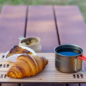 山メシは麓のcobittoのクロワッサンとクロッカン
それとたまたま隣に座った登山者の方から、柿と茹で落花生もらった。ありがとうございました。