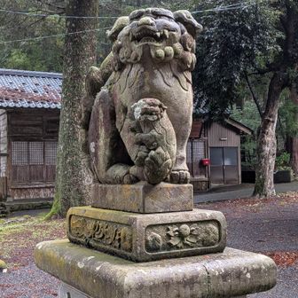 親子の子供を連れたこま犬