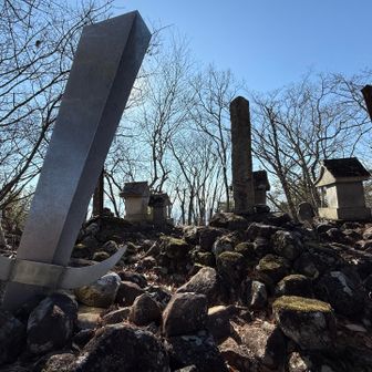 今回は千代田湖に降りる途中の分岐点から縦走できる「天狗山(羽黒山)」⛰️に来ました😁

とっても派手な山頂で、1,000年以上の歴史がある山頂。

古くから天狗が住む山として、親しまれてます👺