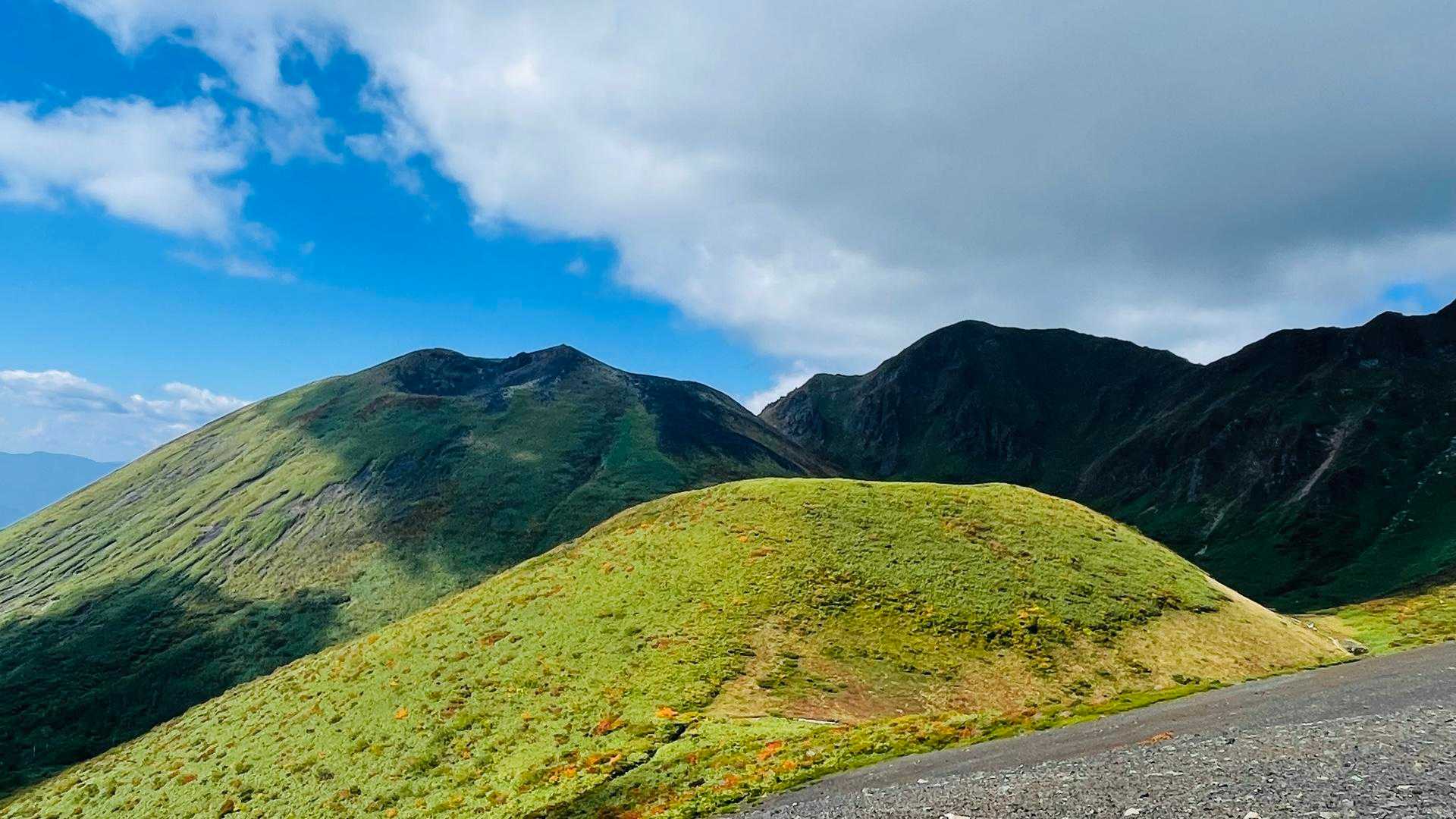 間近でみる小岳。