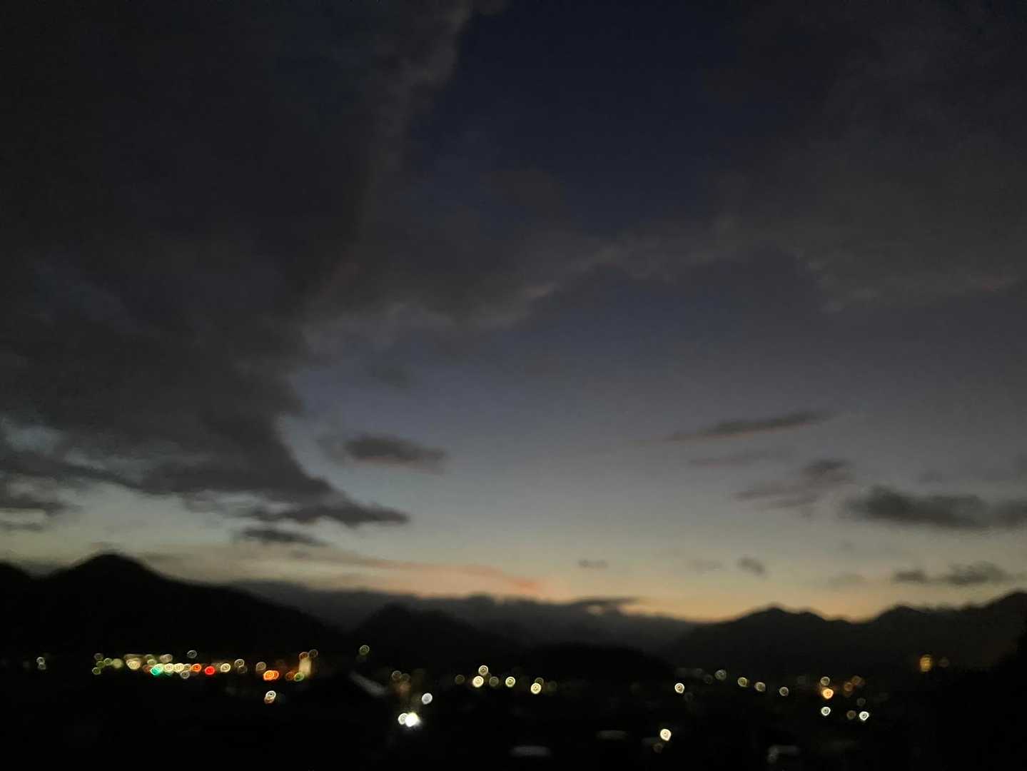 まだ暗い登山道🔦照らしながら歩きます