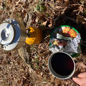 日の当たる斜面でランチ。
みどりのたぬき。焼き芋🍠そしてコーヒー。