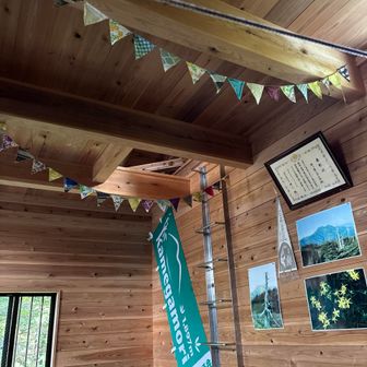 小屋に戻って水を汲んだり小屋の中を見学したり。
避難小屋はすでにいっぱいでした。
いつもより人多いらしいです。