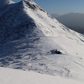 笠ヶ岳避難小屋が雪に埋もれてる