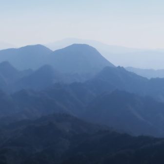 先日登った鹿嵐山と手前に　ねこ山🐈‍⬛の耳がチョコンと見える