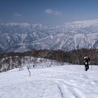 稜線に乗る。
後ろに苗場が広がる絶景！