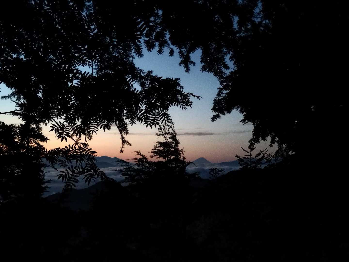 日の出🌄を観ようとガツガツ登ってきました

富士見スポットにてお目覚め直前のお富士サン
