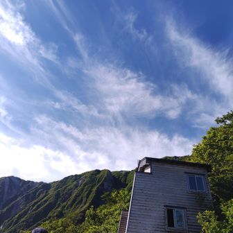 ６合目の避難小屋。みんな、くたばっ…休憩してます🙂
