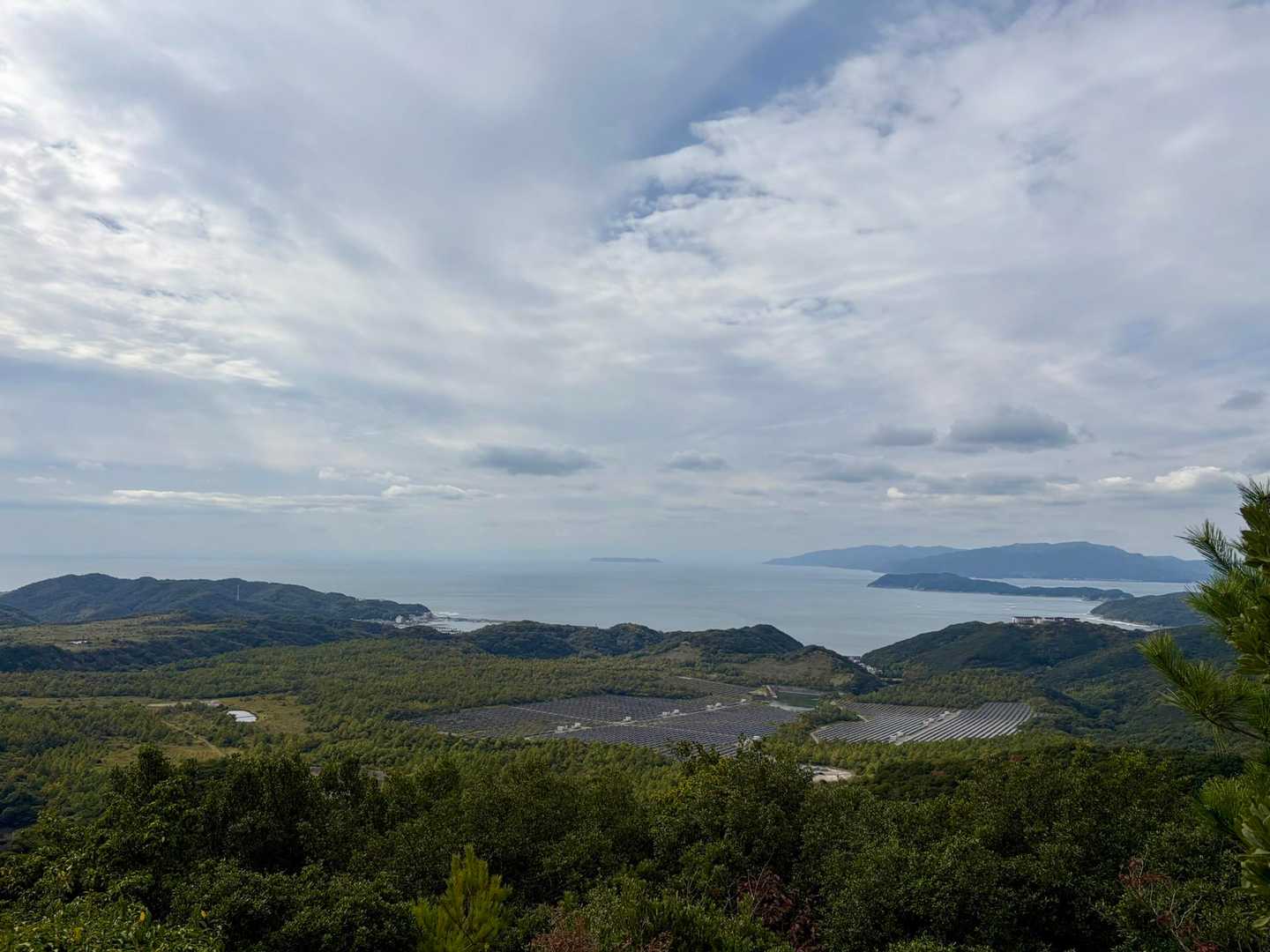 下山途中にも海が見えた☺️
曇ってきたなぁ☁️

短時間だったけど、楽しかったよ🥰