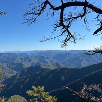 山頂で呆然とする私に、あと5分歩いたら眺めの良い岩があるよ！と教えてくれたおっちゃん。
ありがとう。また来ました⛰️
