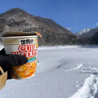 景色見ながら、2日連続のカップ麺😅
たまに強い風が吹いたりしましたが、基本快適🎶例年より暖かく感じたかも🌸
写真撮ったり、お昼食べたりしてるうちに、たくさんの人が来て先に帰って行ったよ🚶‍♀️