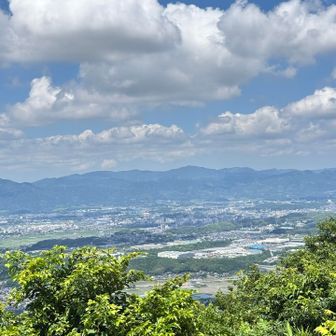 西には若杉山などの山並みが見える。