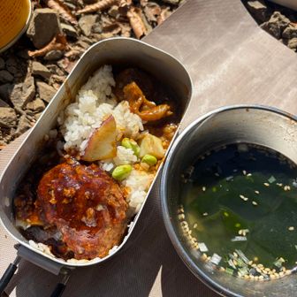 セブンの黄金シリーズ美味しいですね✨️
ハンバーグのタレとビーフカレーでパラパラご飯がしっとりして美味しくいただけました