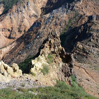 岩の尖塔。下に登山道が見える