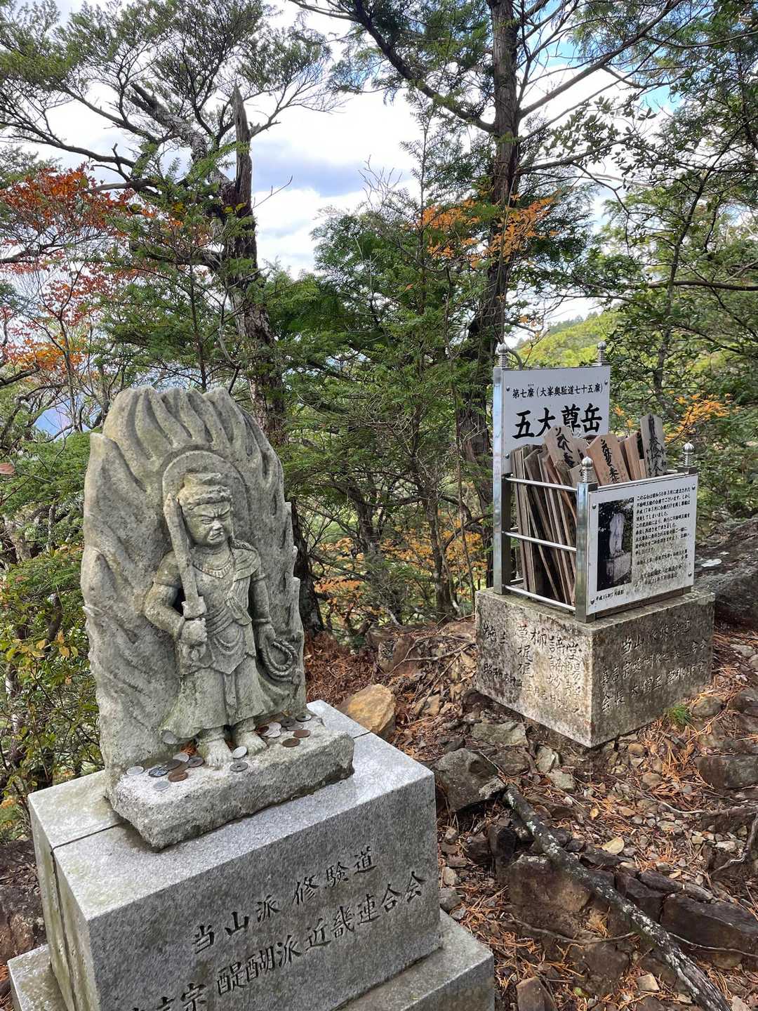 広々したスペースがないので、登山道の脇で休憩。足滑らせたら危険⚠️