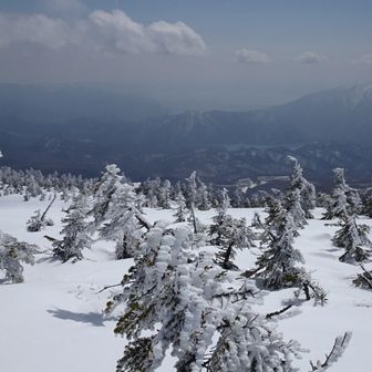 磐梯山の左肩に今日はボンヤリと猪苗代湖